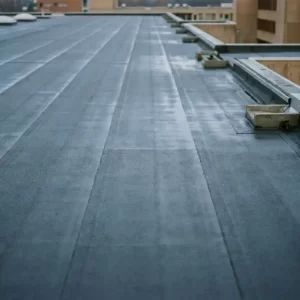 Nieuw aangelegd bitumenmembraan op commercieel plat dak met nauwkeurig uitgelijnde naden, afwateringspunten en randafwerking onder bewolkte Nederlandse lucht.