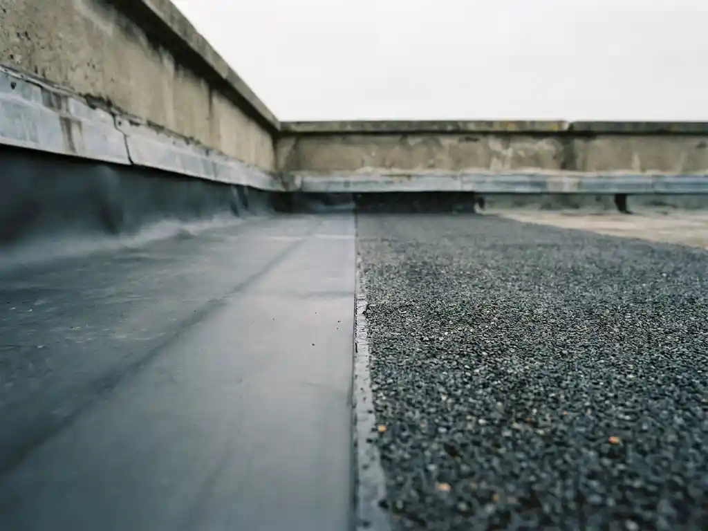 Plat dak met EPDM-membraan naast bitumen dakbaan, scherpe naadaansluiting zichtbaar onder bewolkte Nederlandse lucht.