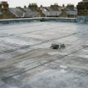 Close-up van een plat dak met EPDM-membraan, zichtbare naadlijnen en afwateringsdetails in zacht Nederlands daglicht.
