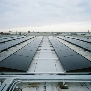 Zonnepanelen op plat dak met aluminium railsysteem en EPDM-membraan, gefotografeerd bij bewolkt Nederlands daglicht.