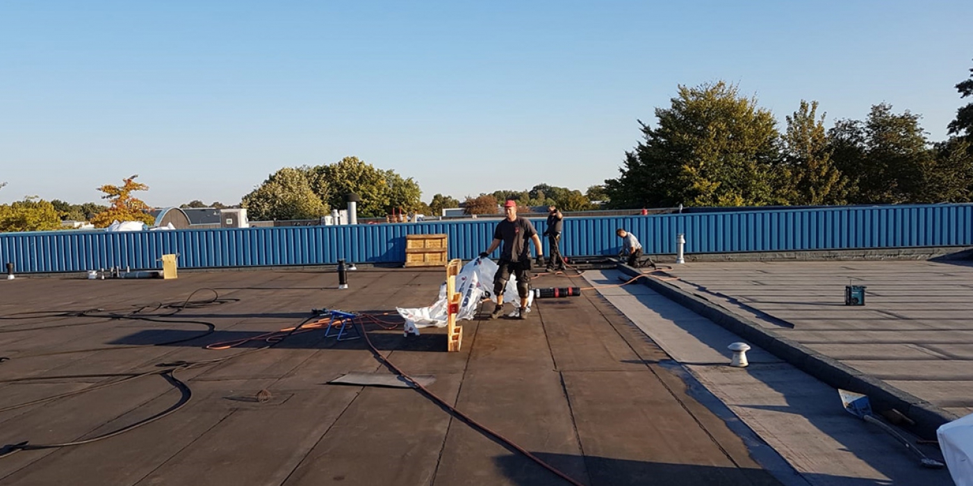 dakonderhoud door werknemer Roofing Service